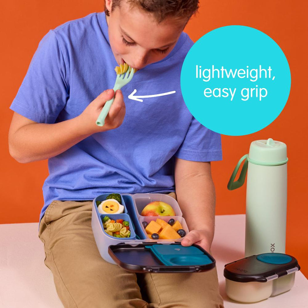 Child with a lunchbox and water bottle, emphasizing 'lightweight, easy grip' feature.